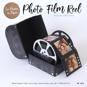 Puede incluir: Una caja de papel negro con un patr&oacute;n de cocodrilo texturizado que contiene una estructura de carrete de pel&iacute;cula. El carrete muestra fotograf&iacute;as antiguas en una tira de pel&iacute;cula. Texto: Photo Film Reel, Digital SVG File, Les Pens&eacute;es en Papier, N&deg;63.