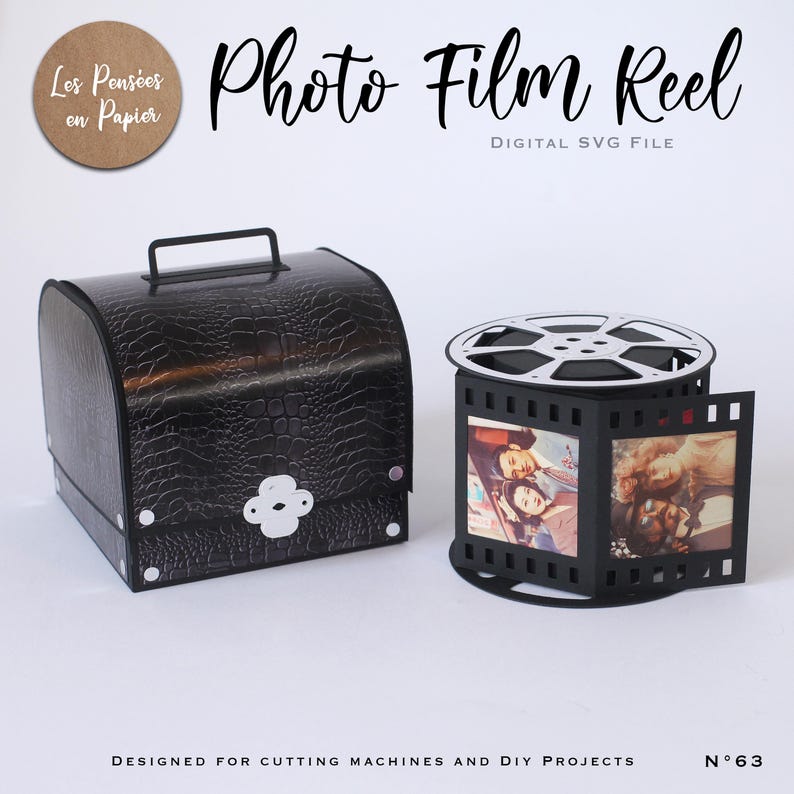 Puede incluir: Una caja de almacenamiento negra texturizada con asa y cierre plateado junto a un expositor de carrete de pel&iacute;cula negro con dos marcos de fotos cuadrados. El texto dice Photo Film Reel, Digital SVG File, Les Pens&eacute;es en Papier y Designed for Cutting Machines and DIY Projects N&deg;63.
