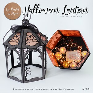 Puede incluir: Un farol de Halloween de papel negro brillante con siluetas de &aacute;rboles recortadas y un lazo negro en la parte superior. Al lado, una base hexagonal contiene una cadena de luces y peque&ntilde;as velas LED. El texto dice Halloween Lantern.