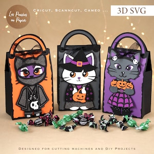 Puede incluir: Tres bolsas de regalo de papel en 3D con personajes de gatos con temática de Halloween. La bolsa izquierda es naranja con un gato ninja, la central es gris con un gato brujo y la derecha es morada con un gato sosteniendo calabazas. Texto 3D SVG.