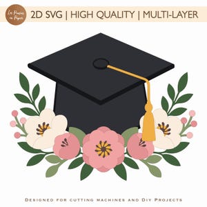 Könnte beinhalten: Eine schwarze Abschlusskappe mit goldener Quaste, umgeben von rosa und weißen Blumen und grünen Blättern. Das Bild enthält den Text "2D SVG | HIGH QUALITY | MULTI-LAYER" und "DESIGNED FOR CUTTING MACHINES AND DIY PROJECTS".