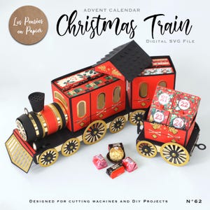 K&ouml;nnte beinhalten: Ein roter und schwarzer Weihnachtszug-Adventskalender mit 24 nummerierten T&uuml;ren. Der Zug ist aus Papier und f&uuml;r Schneidemaschinen und DIY-Projekte konzipiert. Der Zug ist mit goldenen Verzierungen verziert und hat einen schwarzen Schornstein. Der Zug steht auf einer wei&szlig;en Oberfl&auml;che mit einigen kleinen Schokoladenbonbons.