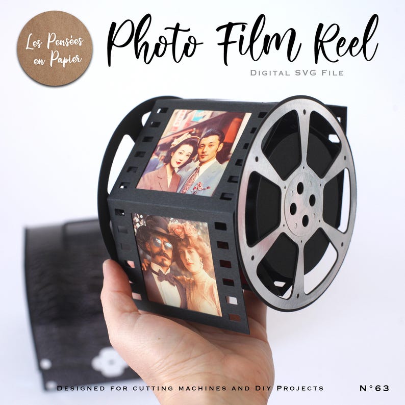 Puede incluir: Un carrete de pel&iacute;cula fotogr&aacute;fica de papel negro con dos retratos de estilo vintage en sus lados. La estructura incluye paneles laterales circulares con recortes y el texto Photo Film Reel, Digital SVG File y N&deg;63.