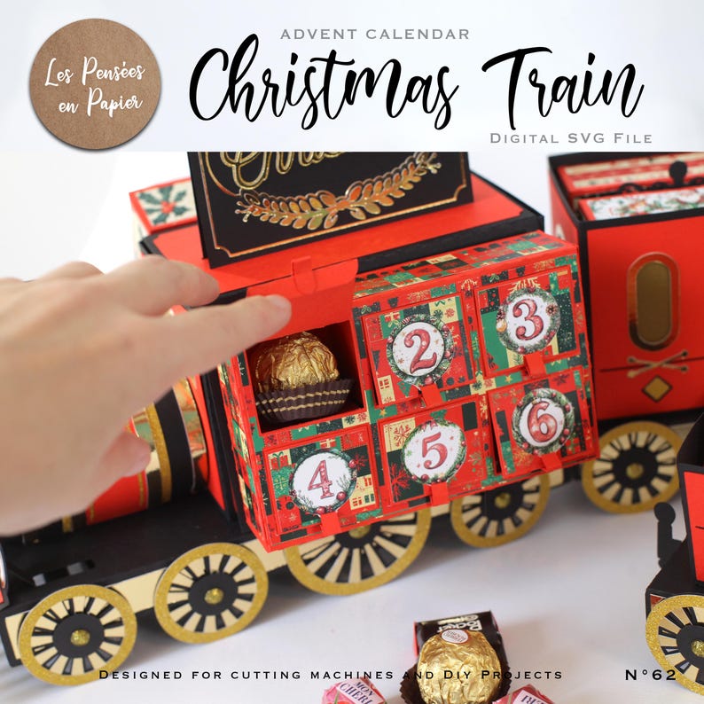 K&ouml;nnte beinhalten: Ein roter und schwarzer Weihnachtszug-Adventskalender mit einer Hand, die eine Schublade &ouml;ffnet, um eine Schokolade zu enth&uuml;llen. Der Zug hat ein schwarzes Dach mit goldenen Verzierungen und die Aufschrift "Christmas Train" in wei&szlig;en Buchstaben. Der Kalender ist f&uuml;r Schneidemaschinen und DIY-Projekte konzipiert. Der Text "Les Pens&eacute;es en Papier" befindet sich auf einem braunen Kreis in der oberen linken Ecke. Der Text "Digital SVG File" befindet sich in der oberen rechten Ecke. Der Text "N&deg;62" befindet sich in der unteren rechten Ecke.