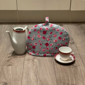 TEA COSY.  Teapot Cover for a Retro Kitchen Sage Multicolored Roses