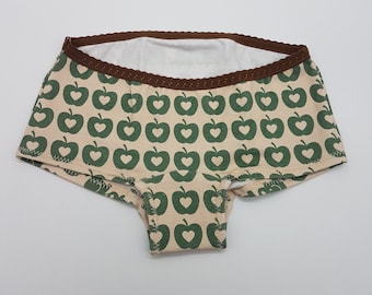 Size 92/98 briefs made of organic jersey apples elephants