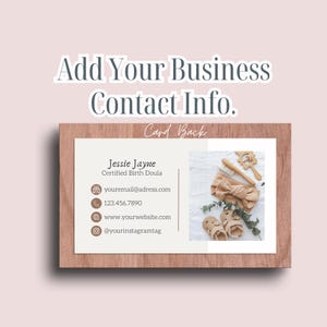Puede incluir: Una tarjeta de visita con un fondo marr&oacute;n claro y un borde blanco. El texto de la tarjeta dice "Jessie Jayne, Doula de parto certificada". La tarjeta tambi&eacute;n incluye informaci&oacute;n de contacto, como una direcci&oacute;n de correo electr&oacute;nico, un n&uacute;mero de tel&eacute;fono, una direcci&oacute;n de sitio web y un identificador de Instagram.
