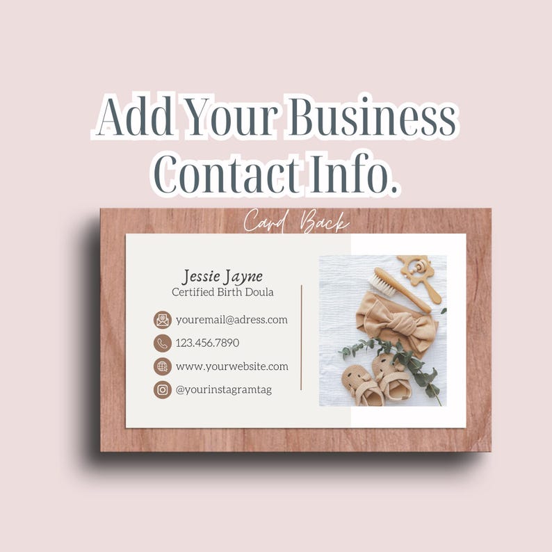 Puede incluir: Una tarjeta de visita con un fondo marr&oacute;n claro y un borde blanco. El texto de la tarjeta dice "Jessie Jayne, Doula de parto certificada". La tarjeta tambi&eacute;n incluye informaci&oacute;n de contacto, como una direcci&oacute;n de correo electr&oacute;nico, un n&uacute;mero de tel&eacute;fono, una direcci&oacute;n de sitio web y un identificador de Instagram.