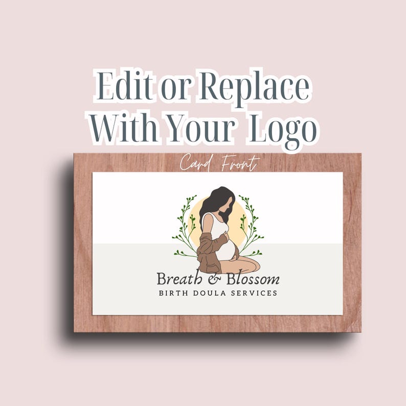 Puede incluir: Una tarjeta de visita con un fondo de madera. La tarjeta presenta un logotipo de una mujer embarazada sentada con una corona de hojas a su alrededor. El texto "Breath & Blossom" y "Birth Doula Services" est&aacute; debajo del logotipo.