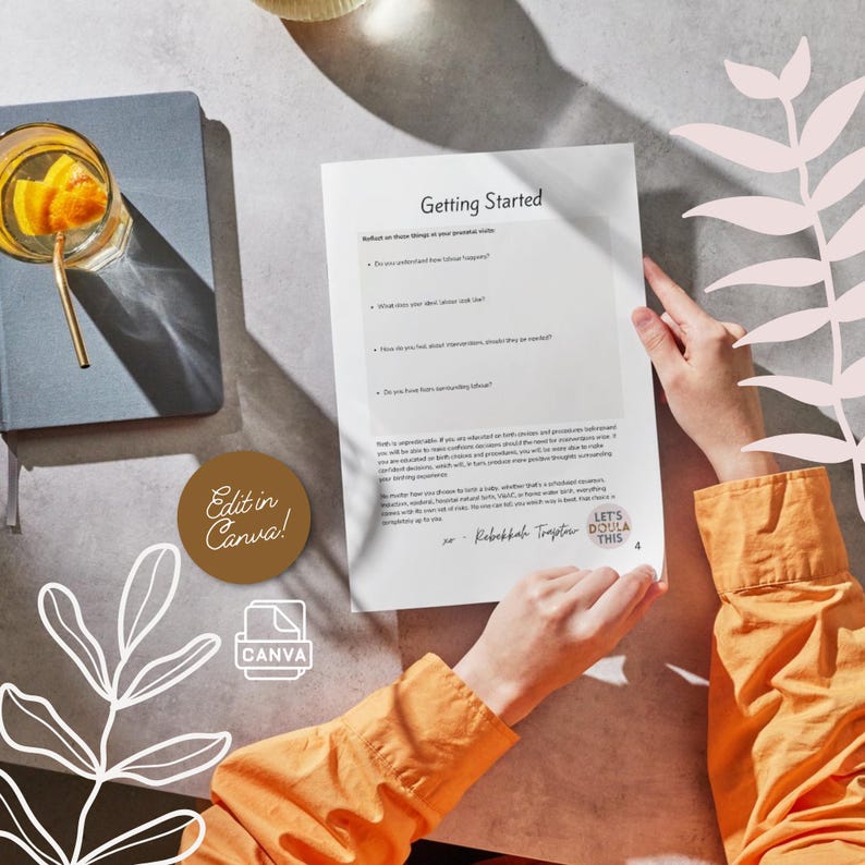 K&ouml;nnte beinhalten: Eine Person h&auml;lt ein wei&szlig;es Papier mit dem Titel "Getting Started" und Fragen zu Geburtspl&auml;nen. Das Bild enth&auml;lt ein Glas mit Orangenwasser, ein Notizbuch und dekorative Elemente.