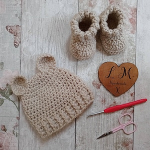 Newborn baby hat and bootie set, new baby gift , baby shower gift, hospital hat, baby bear