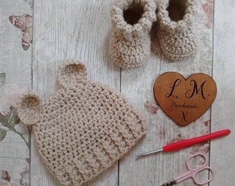 Newborn baby hat and bootie set, new baby gift , baby shower gift, hospital hat, baby bear