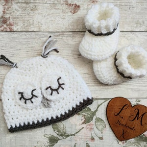 Newborn baby hat and bootie set, new baby gift , baby shower gift, hospital hat, baby owl