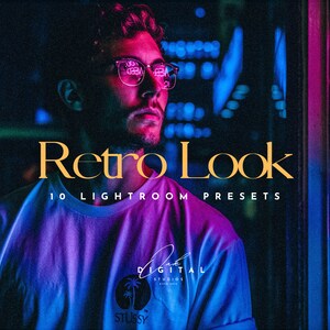 Può includere: Immagine che promuove i preset di Lightroom "Retro Look". Il testo è in oro, con un uomo con gli occhiali sullo sfondo. L'uomo indossa una maglietta bianca con un logo. Lo sfondo ha luci al neon.
