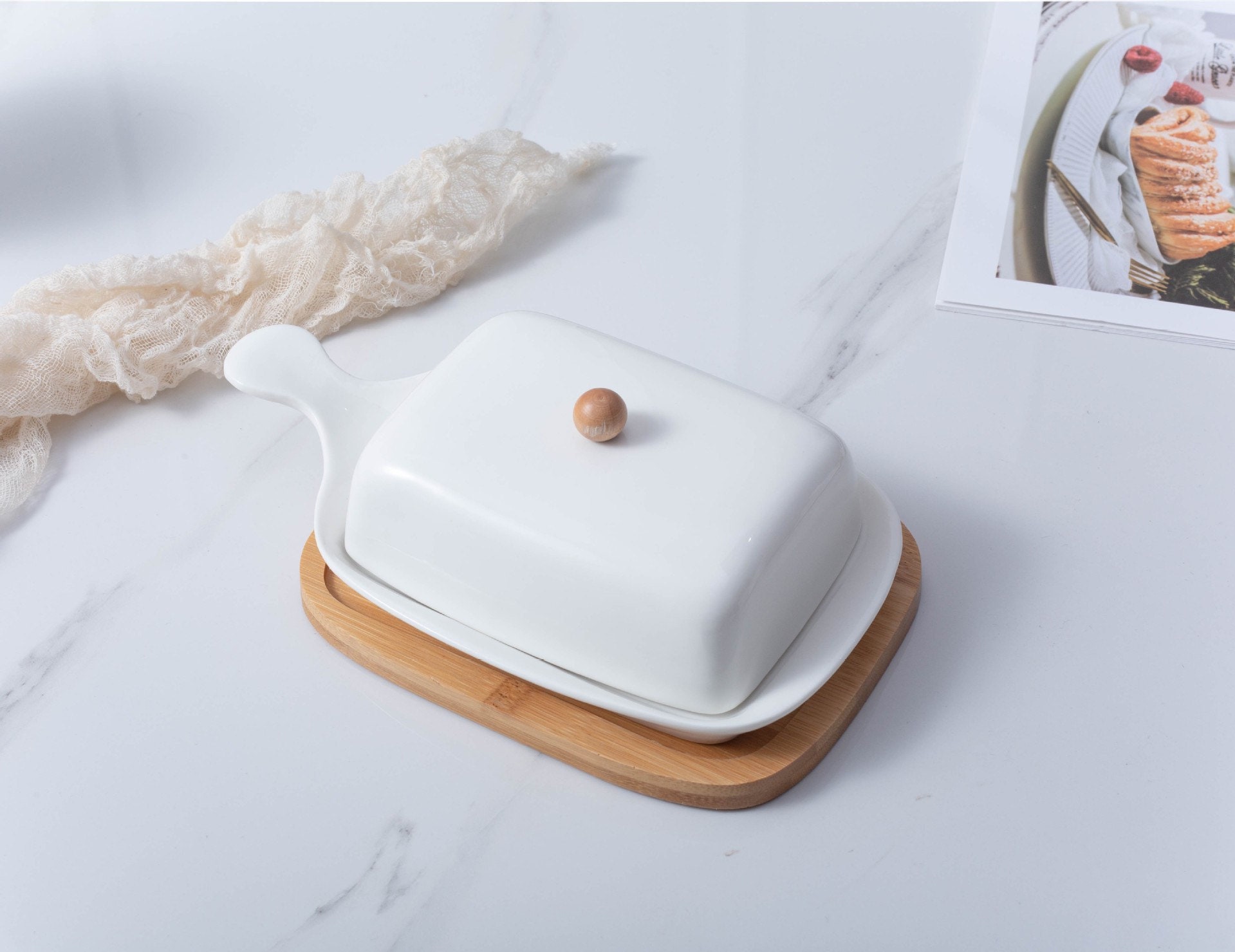 Beurrier avec couvercle en bambou blanc en céramique - Récipient à beurre  en porcelaine - Résistant à la chaleur jusqu'à 900 degrés - Cadeau idéal  pour la famille ou les amis