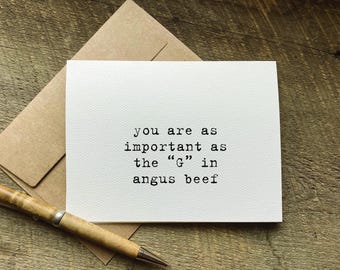 Puede incluir: Una tarjeta de felicitación blanca con texto negro estilo máquina de escribir que dice, you are as important as the G in angus beef. La tarjeta se acompaña de un sobre de papel kraft marrón y un bolígrafo de madera sobre madera.