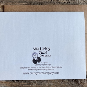 Może przedstawiać: Biała kartka z czarnym tekstem, kt&oacute;ry brzmi "Quirky Card Company" i kresk&oacute;wkowym obrazkiem kobiety z zaskoczonym wyrazem twarzy. Tekst zawiera r&oacute;wnież słowa "not your granny's greetings" i "Designed and printed in the Black Hills of South Dakota" oraz adres strony internetowej "www.quirkycardcompany.com".