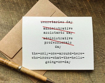 Könnte beinhalten: Eine weiße Karte mit schwarzem Text, der "secretaries day", "administrative assistants day", "administrative professionals day", "the-only-one-around-here-who-knows-what-the-hells-going-on-day" lautet. Die Wörter "secretaries day", "administrative assistants day" und "administrative professionals day" sind mit roten Linien durchgestrichen.