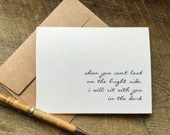Peut inclure: Une carte blanche avec du texte manuscrit noir qui dit "quand tu ne peux pas regarder du côté positif, je resterai avec toi dans le noir."