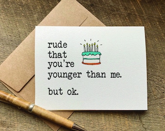 Carte d'anniversaire sarcastique / grossier que vous soyez plus jeune que moi. mais d'accord. / frère soeur anniversaire / cartes les plus vendues