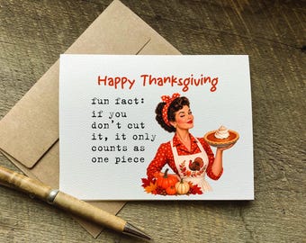 Puede incluir: Una tarjeta de felicitación blanca con el texto Happy Thanksgiving y fun fact: if you don't cut it, it only counts as one piece. La tarjeta presenta una ilustración de una persona con camisa roja de lunares y delantal sosteniendo un pastel.