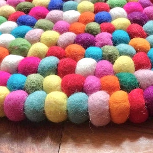 Filzkugeln Teppich-Rosa Rot-Filzteppich-Babyzimmer Teppich-Designerteppich-Babyzimmer Dekor-Fair-Trade-100% Wolle-Kinderzimmer-Bio-Natürlich-KOSTENLOSER VERSAND