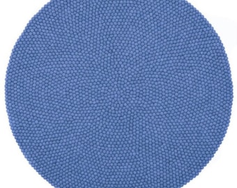 ブルーフェルトボールラグ – 手作りウール製ベビー用カーペット（40cm）