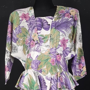80er französischer Rüschen Hibiskus Monstera Dschungel Palme Karte Party Sommer Vintage romantisch Vegan Boho Film lila Fledermaus S