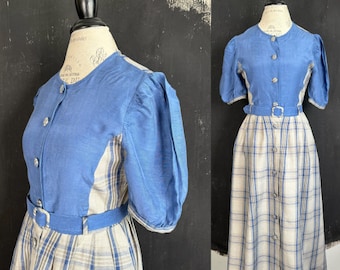 Robe ceinture plaid bleu Dirndl des années 90 Octoberfest Alpen festival cottagecore princesse médiévale traditionnelle autrichienne modeste vintage S