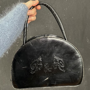 Bolsa de couro legítimo monograma preto dos anos 90, boho, anos noventa, romântica, francesa, vintage, filme, caixa, monograma, letras em relevo