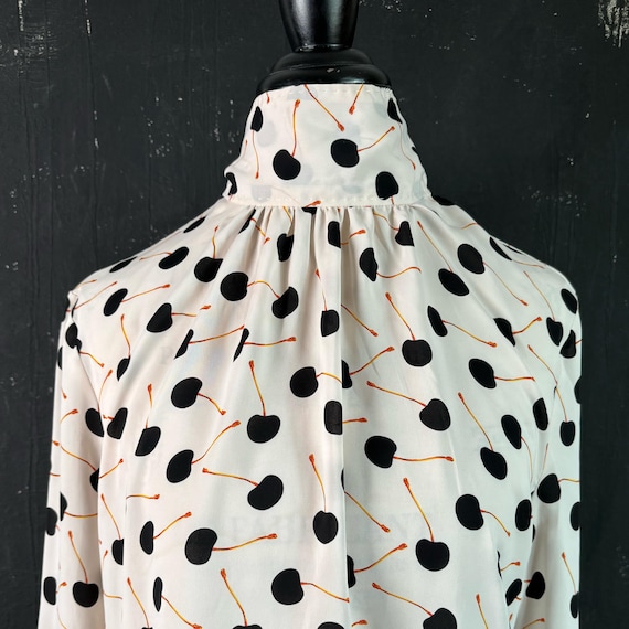 Camicetta Rockabilly Pois Bianca - Taglia M, Motivo Ciliegie Con Paillettes, Stile Anni '50