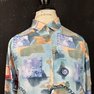 BLUSA con cadena de reloj y carta de los años 90, con billetes y dinero, letras, texto, dibujo, botones, estilo funky, vintage, azul, bohemio, verano, psicodélico, rave, XL
