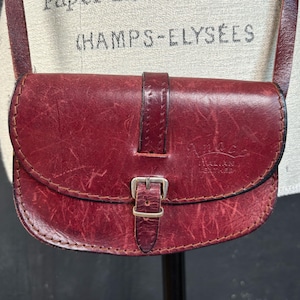 Petit sac en cuir véritable italien bordeaux rouge des années 70 selle à bandoulière vintage hippie mod festival été Italie vintage des années 70