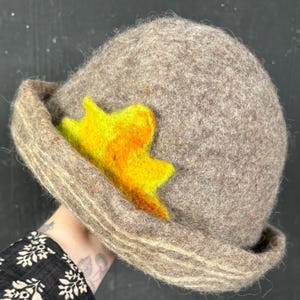 Sombrero bombín de lana afieltrada marrón de los 90: Cloche otoñal con detalle floral - M