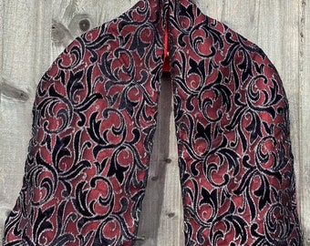 Lujosa bufanda, chal, poncho, corbata, estola y envoltura de terciopelo negro brillante con flores transparentes.