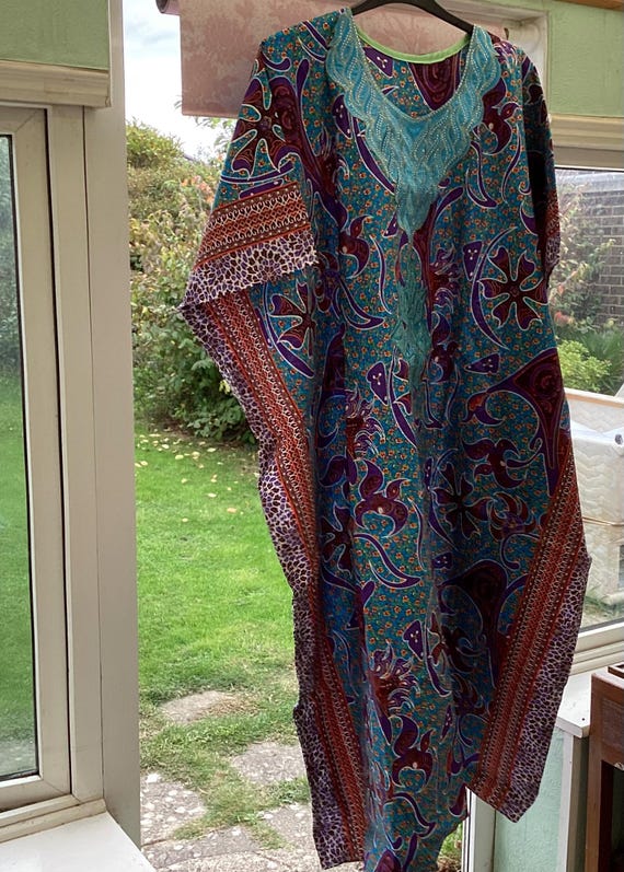 Elegant Cotton Kente Kaftan/Caftan, Long Dress, Evening Wear, with embroidered Glittering flowers Elegant Cotton Kente Kaftan/Caftan, Long Dress, Evening Wear, with embroidered Glittering flowers