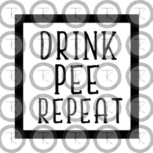 Può includere: Uno sfondo bianco con un bordo quadrato nero. Le parole "DRINK PEE REPEAT" sono in nero, in grassetto e maiuscolo. Lo sfondo è ricoperto da un motivo di cerchi grigi con un logo "TK".