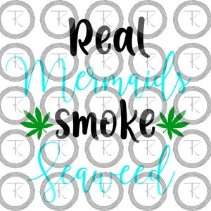 Puede incluir: Gráfico de hoja de marihuana negra y verde con el texto "Real Mermaids Smoke Seaweed" en negro y azul.