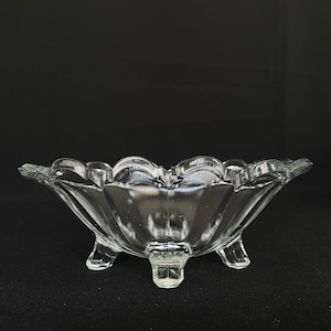 Adorable vintage plato de vidrio transparente con paneles de borde festoneado