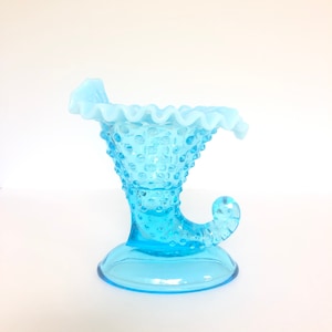 Rzadki niebieski opalizujący ćwiek z falbaniastym rantem szklany róg obfitości - świecznik - wazon firmy Fenton Glass ok. 1940 r.