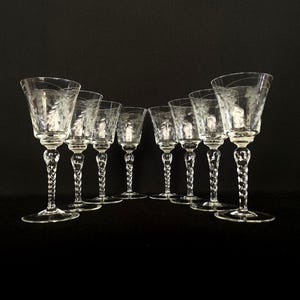 Juego de 8 copas de licor vintage con grabado floral y tallo retorcido.