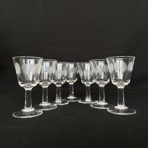 Set of 7 Vintage 1oz &#39;Ripple Chip&#39; Etched Stemmed Shot Glasses - Liqueur Glass - Vintage Barware
