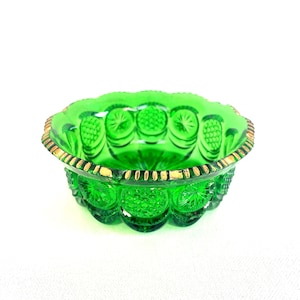 Cuenco antiguo de color verde esmeralda con diseño de bayas, modelo 15093, The States o Cane & Star Medallion, de United States Glass Co., c. 1905.