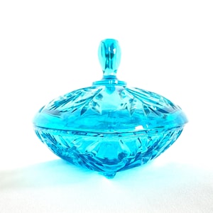 Dulcera triangular con tapa de cristal azul Capri Pinwheel Star de Hazel Atlas, década de 1970.