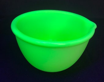 Vintage Jadeite Uranium Thick Glass Mixing Bowl With Spout