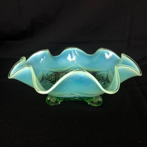 Antique Celtic Knot' Green Vaseline Glass Bowl par Jefferson Glass de l’Ohio, États-Unis Circa 1905 - Plat à trois pieds à volants