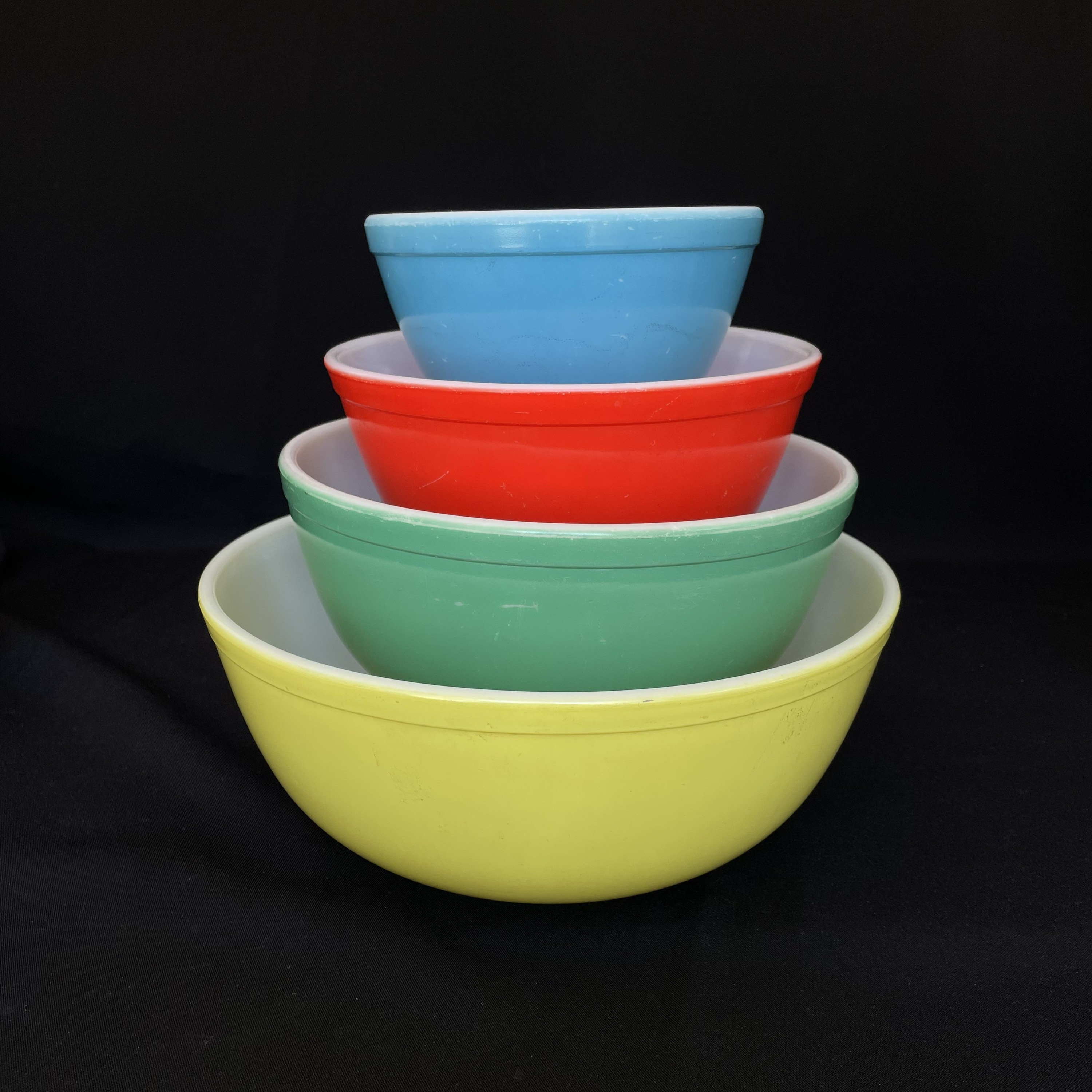 ヴィンテージ PYREX プライマリー ネスティング ミキシングボウル 4 個