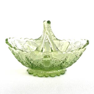 Cesta de cristal verde vintage de FENTON con estampado de margaritas y botones, circa 1960.