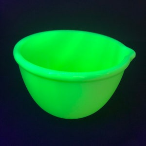 Vintage Jadeite Uranium Thick Glass Mixing Bowl With Spout