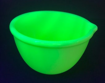 Vintage Jadeite Uranium Thick Glass Mixing Bowl With Spout